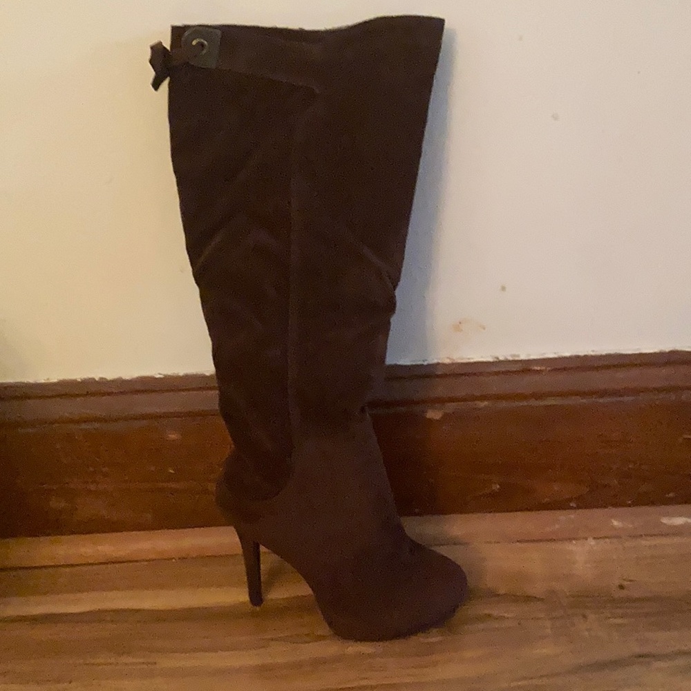 Brand new Liliana brown suede boots